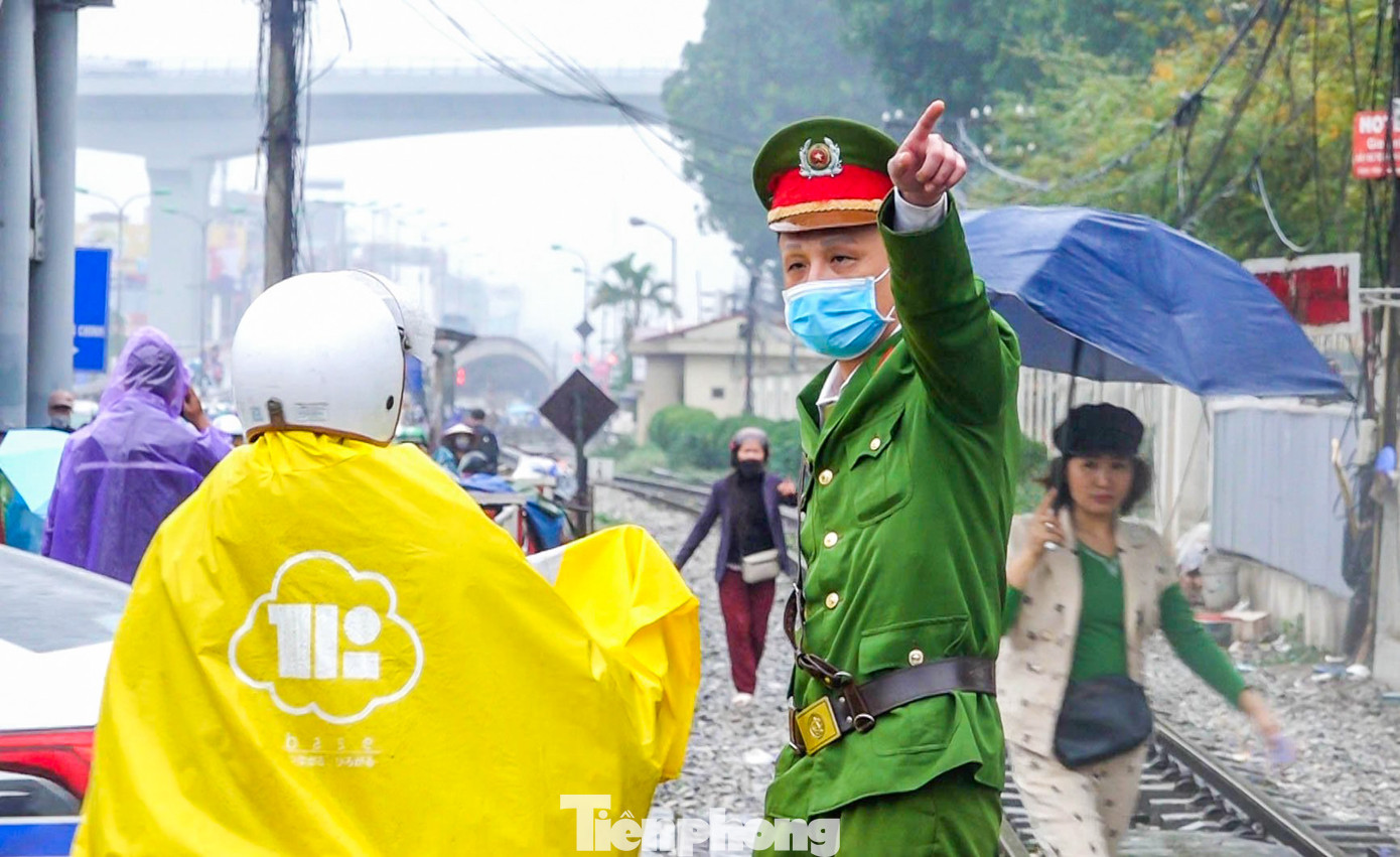 Thời gian tới, lực lượng công an sẽ thường xuyên tăng cường lực lượng tuần tra, xử lý nghiêm đối với các hộ kinh doanh lấn chiếm hành lang an toàn đường sắt. Thời gian tới, lực lượng công an sẽ thường xuyên tăng cường lực lượng tuần tra, xử lý nghiêm đối với các hộ kinh doanh lấn chiếm hành lang an toàn đường sắt.