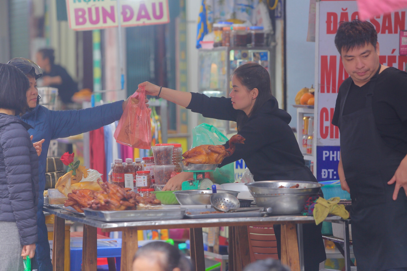 Không khí tại chợ bán ngày Rằm tháng Giêng không kém dịp Tết Nguyên đán.