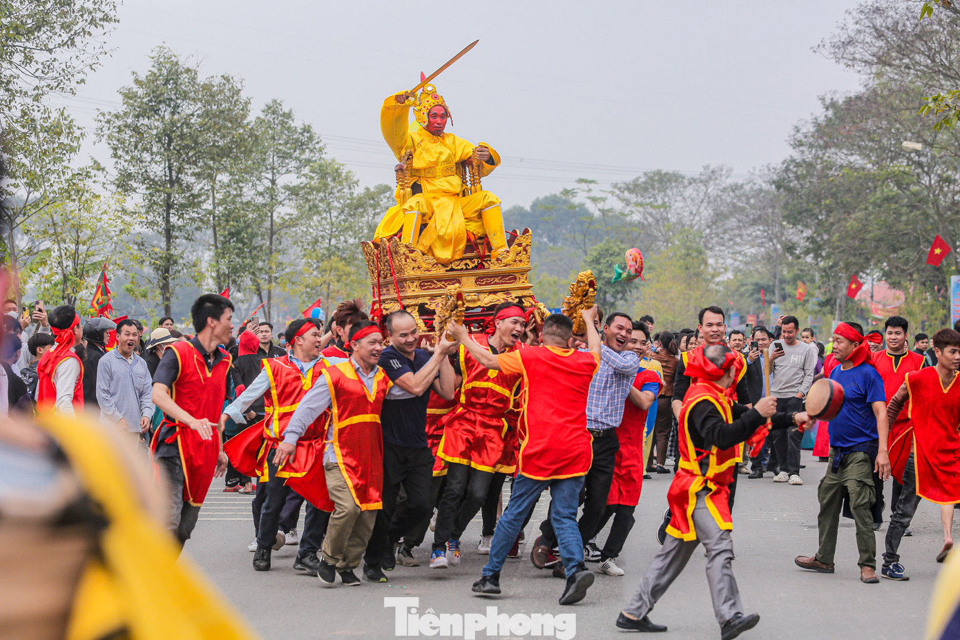 Cứ đi được một đoạn kiệu "chúa" được tung hô rồi chạy rầm rập trong không khí sôi động. Cứ đi được một đoạn kiệu "chúa" được tung hô rồi chạy rầm rập trong không khí sôi động.