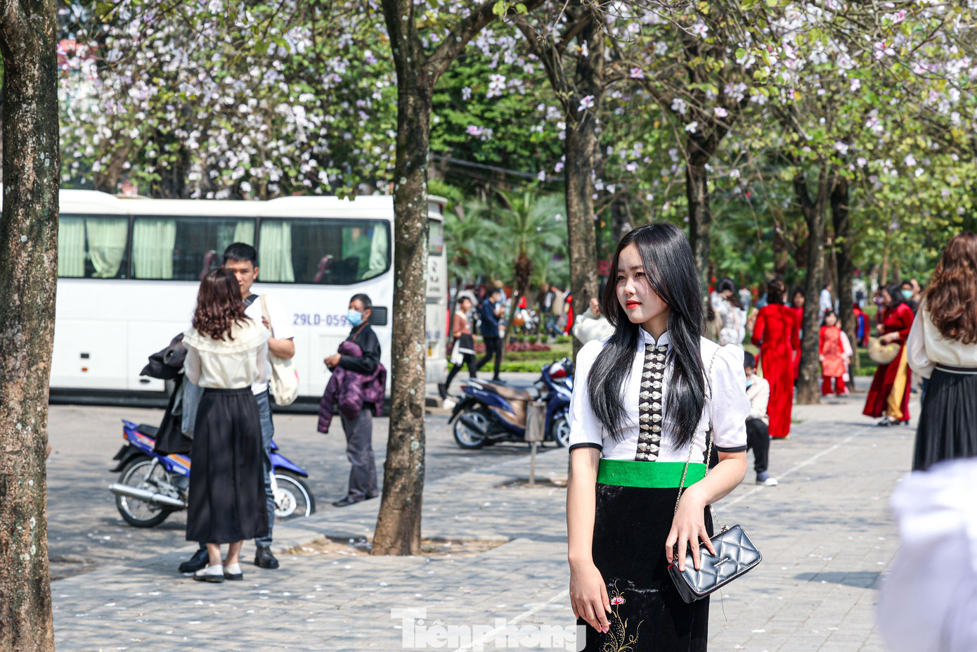 Do đông người đến chụp nên việc chọn được góc chụp, không vướng người trở nên khó khăn. Do đông người đến chụp nên việc chọn được góc chụp, không vướng người trở nên khó khăn.