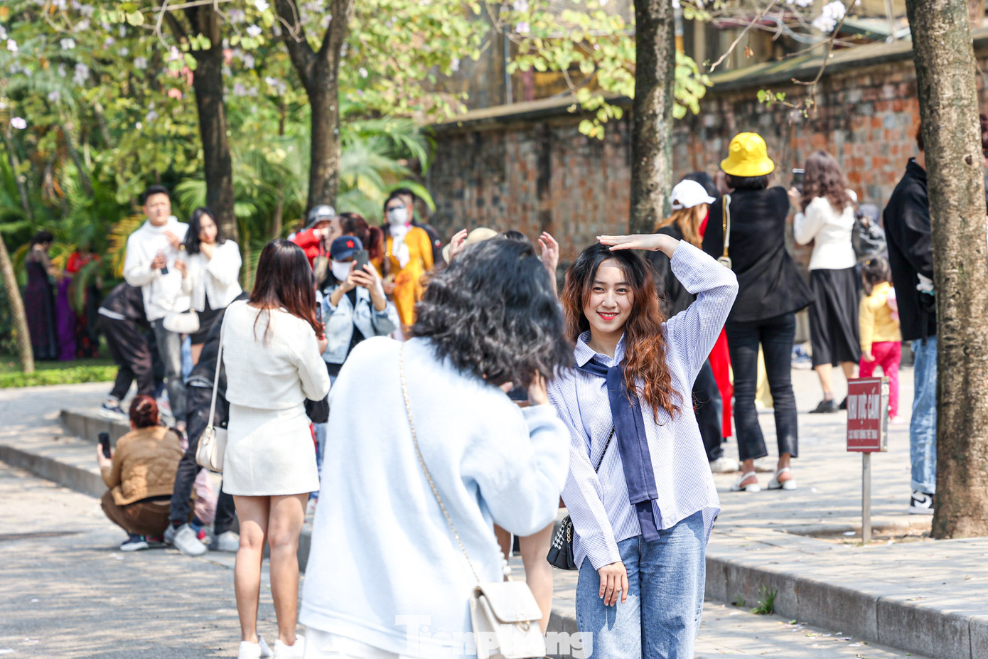 Nhiều bạn trẻ tranh thủ khoảng thời gian ngắn hoa ban nở rực rỡ trang điểm xinh đẹp để chụp ảnh, lưu giữ những khoảnh khắc đẹp nhất trong mùa hoa ban này. Nhiều bạn trẻ tranh thủ khoảng thời gian ngắn hoa ban nở rực rỡ trang điểm xinh đẹp để chụp ảnh, lưu giữ những khoảnh khắc đẹp nhất trong mùa hoa ban này.