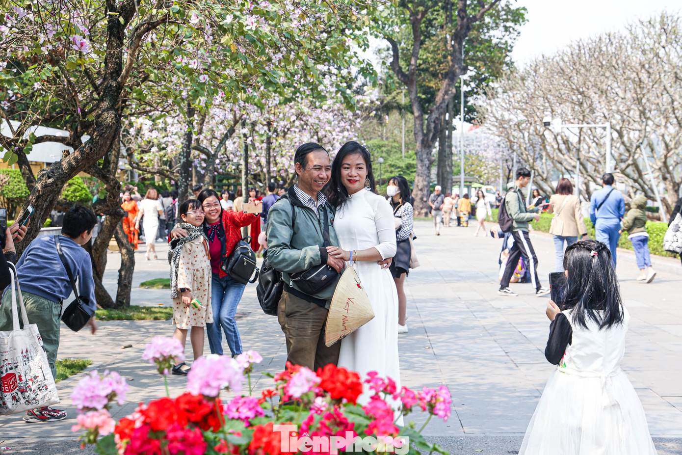Du khách chụp ảnh với hoa ban trên đường Bắc Sơn. Du khách chụp ảnh với hoa ban trên đường Bắc Sơn.