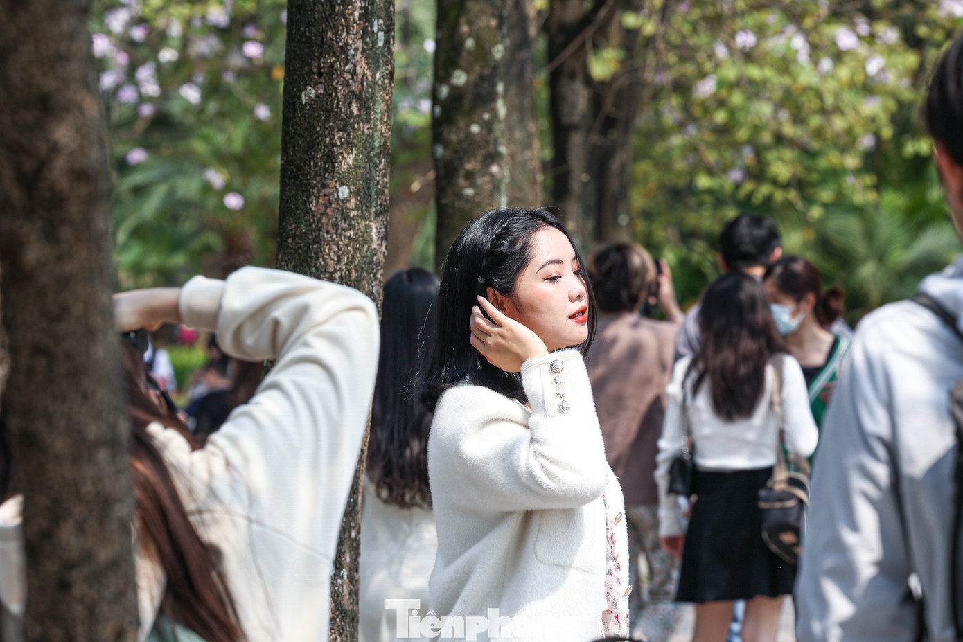 Để có được bộ ảnh với hoa ban ưng ý, nhiều bạn trẻ đã bỏ ra hàng triệu đồng để thuê áo, trang điểm và thuê thợ chụp ảnh. Để có được bộ ảnh với hoa ban ưng ý, nhiều bạn trẻ đã bỏ ra hàng triệu đồng để thuê áo, trang điểm và thuê thợ chụp ảnh.