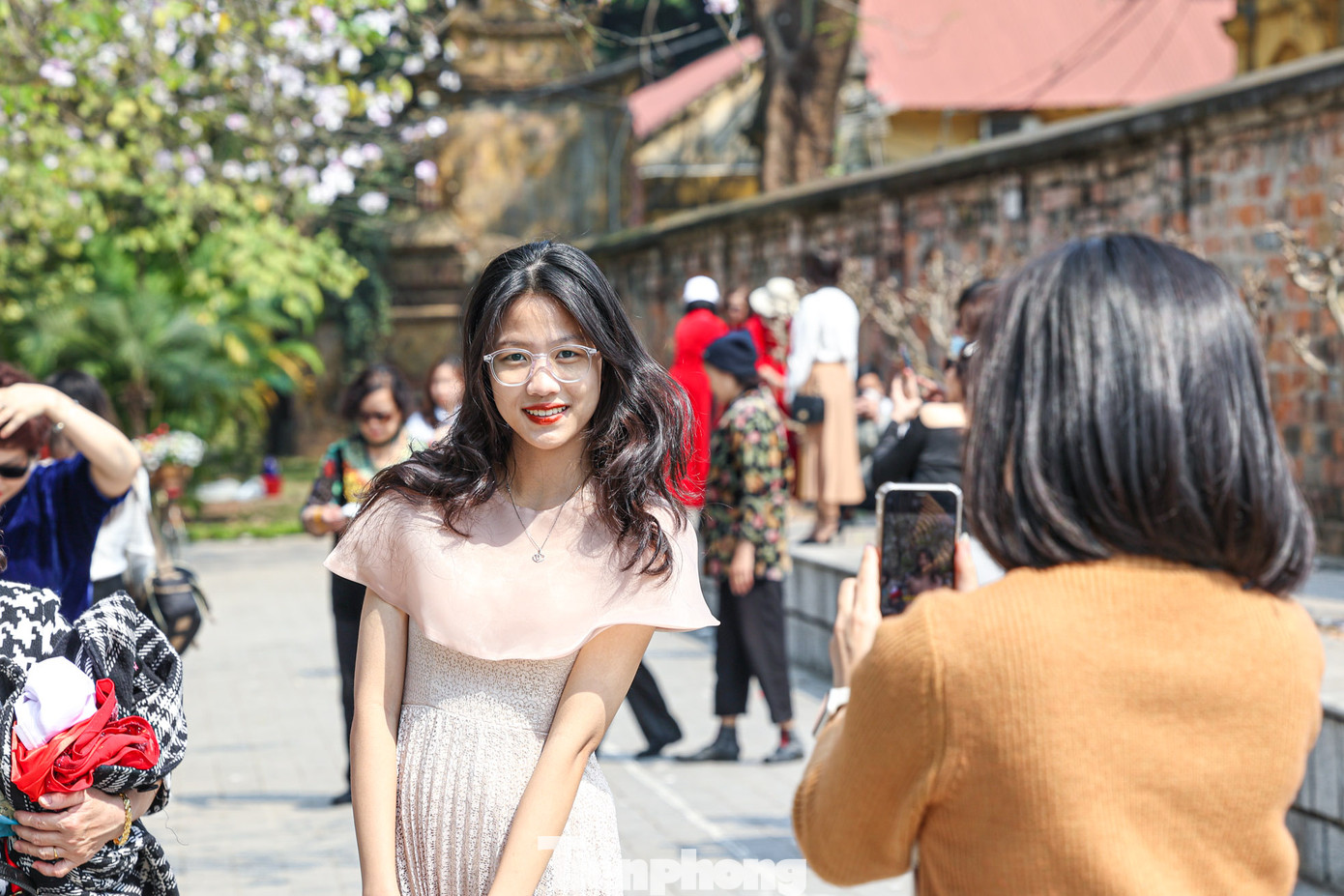 Người đến chụp ảnh ở mọi lứa tuổi, đông nhất là giới trẻ. Có người tự chụp điện thoại, có người thuê thợ ảnh, trang phục riêng. Người đến chụp ảnh ở mọi lứa tuổi, đông nhất là giới trẻ. Có người tự chụp điện thoại, có người thuê thợ ảnh, trang phục riêng.