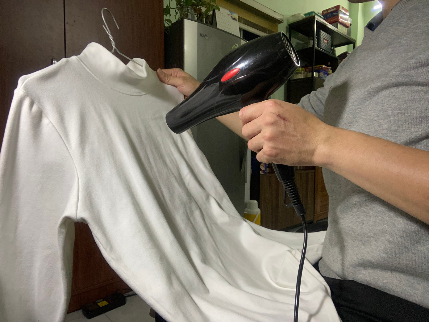 Dùng máy sấy tóc để sấy khô quần áo. Dùng máy sấy tóc để sấy khô quần áo.