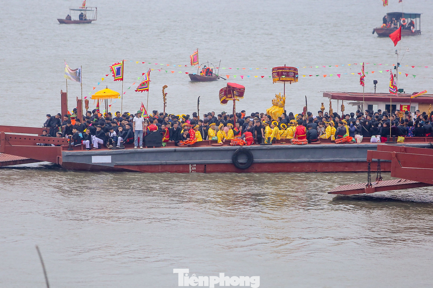 Chiếc phà rước long ngai bài vị Tam vị Đức Thánh Tản sang đền Ngự Dội, huyện Vĩnh Tường (tỉnh Vĩnh Phúc). Chiếc phà rước long ngai bài vị Tam vị Đức Thánh Tản sang đền Ngự Dội, huyện Vĩnh Tường (tỉnh Vĩnh Phúc).