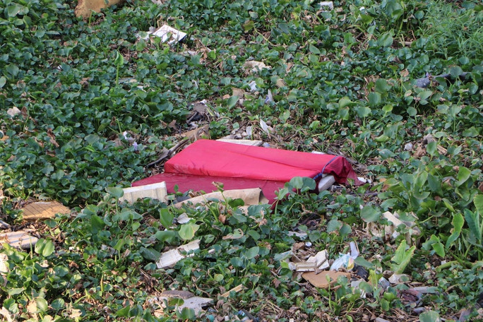 Nệm được quăng giữa lòng kênh Nệm được quăng giữa lòng kênh