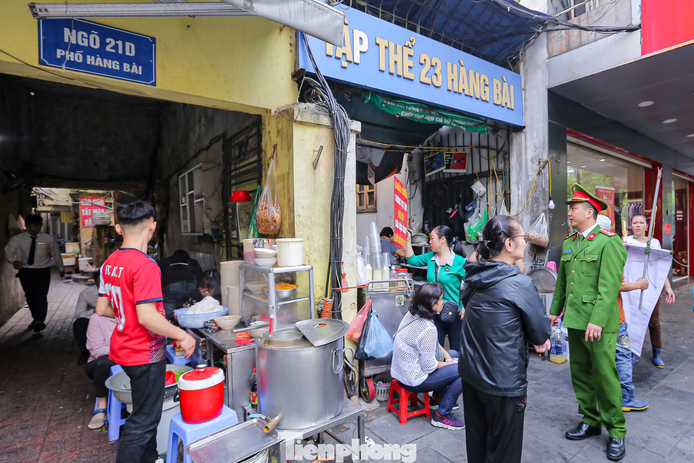 Tương tự, lực lượng công an phường Hàng Bài (quận Hoàn Kiếm, Hà Nội) ra quân "giành" lại vỉa hè, lòng đường vào sáng nay.
