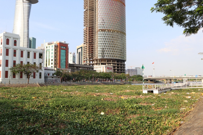 Đoạn rác giữa lòng trung tâm quận 1 khiến nhiều du khách đi qua đây không khỏi ngao ngán Đoạn rác giữa lòng trung tâm quận 1 khiến nhiều du khách đi qua đây không khỏi ngao ngán