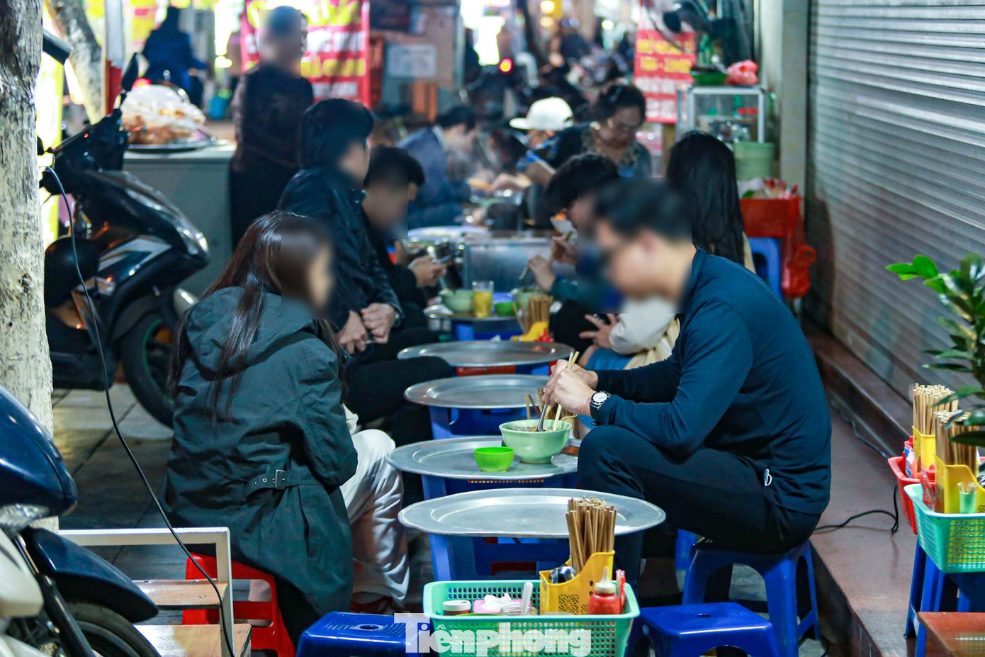 Tận dụng vỉa hè làm quán ăn bằng những chiếc bàn, ghế nhựa... Tận dụng vỉa hè làm quán ăn bằng những chiếc bàn, ghế nhựa...