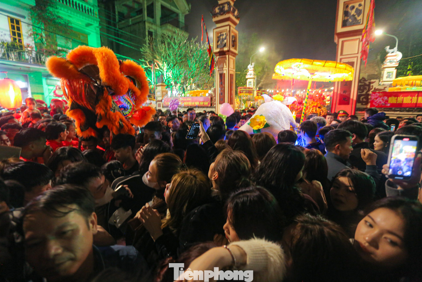 Đình làng La Phù chật kín người xem lễ rước.