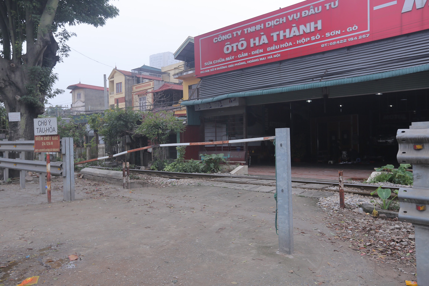 Trên đường Ngọc Hồi (huyện Thanh Trì), các lối đi qua đường sắt chủ yếu là tự mở, không có còi, đèn cảnh báo hay gác chắn, chỉ có mỗi biển cắm: "Chú ý tàu hỏa".