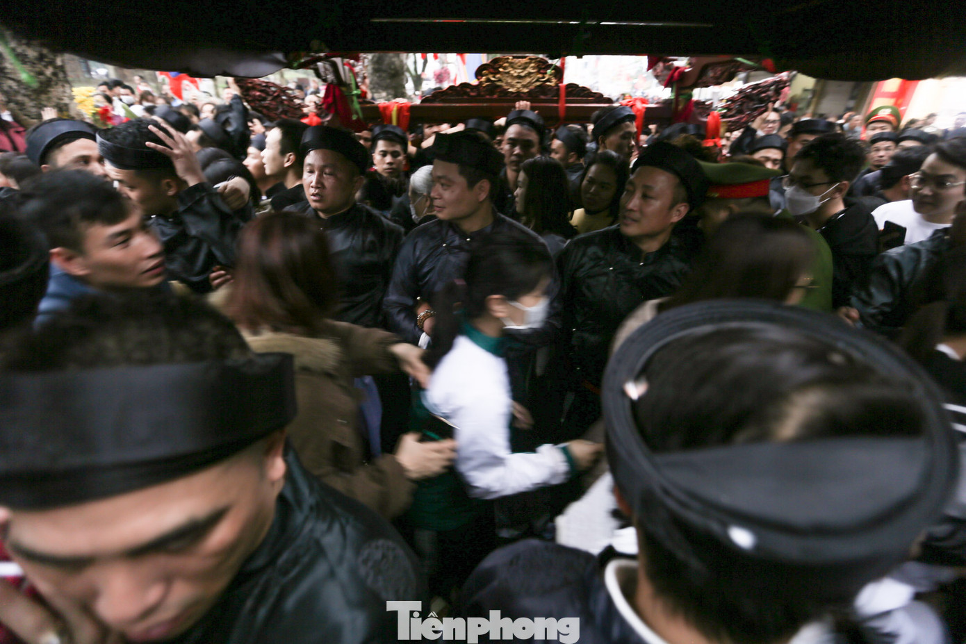 Cảnh bên trong gầm kiệu.