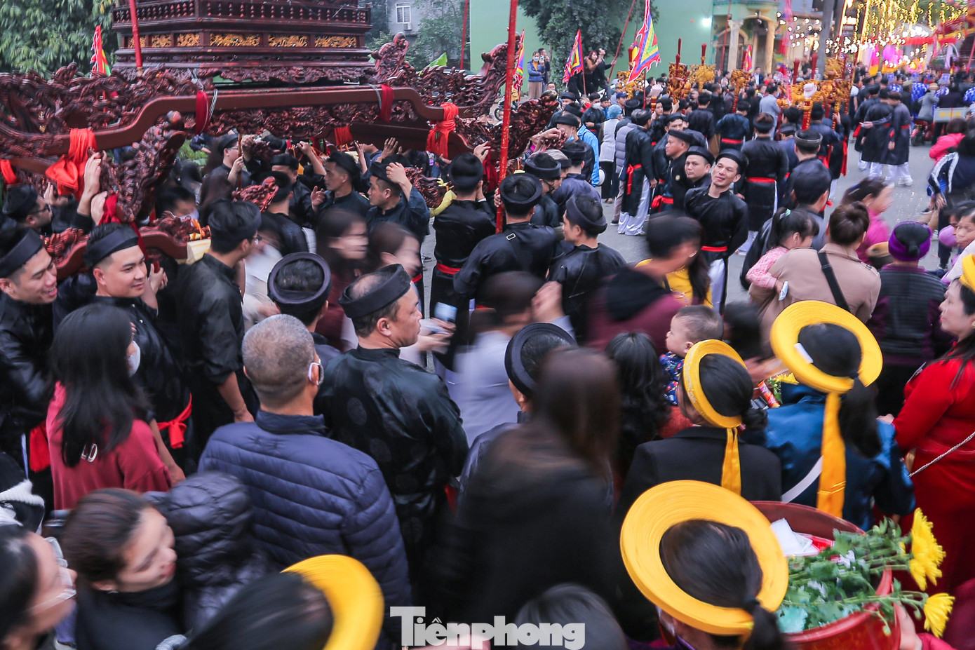 Theo quan niệm dân gian, ai chui qua gầm kiệu ba lần, người đó sẽ cầu được vạn sự như ý vì thế già, trẻ, gái, trai, nhất là các em nhỏ ai cũng háo hức chen nhau chui qua gầm kiệu để xin phúc lộc, mong mạnh khoẻ, thông minh và may mắn.