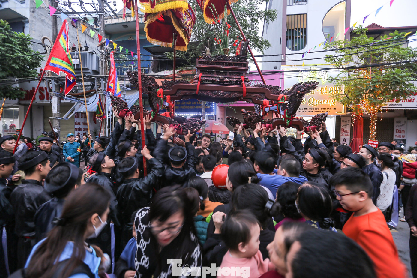 Việc quá đông người chen lấn khiến những người rước kiệu luôn phải giữ vững tay để kiệu không bị đổ.