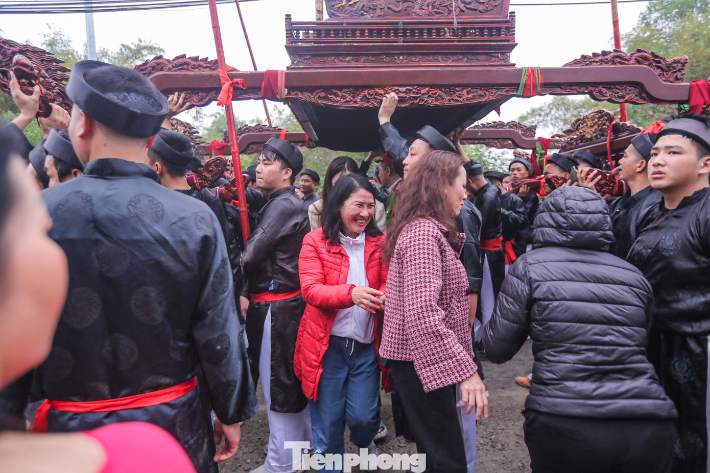 Đặc biệt, tục "chui kiệu" là một nét độc đáo trong lễ rước Thánh Tản Viên trong lễ hội Đền Và.