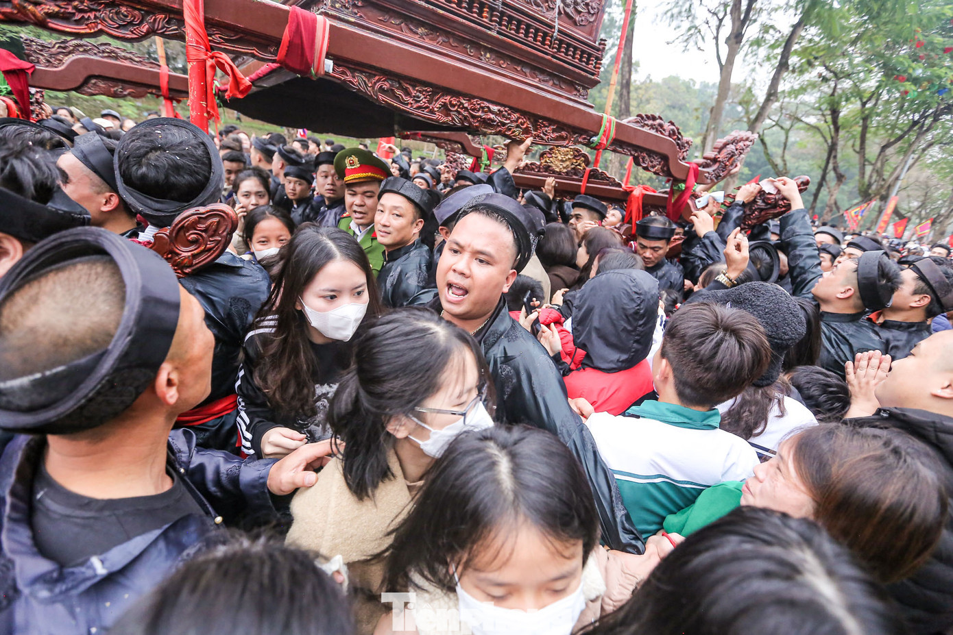 Đoàn rước kiệu liên tục nhắc nhở du khách.