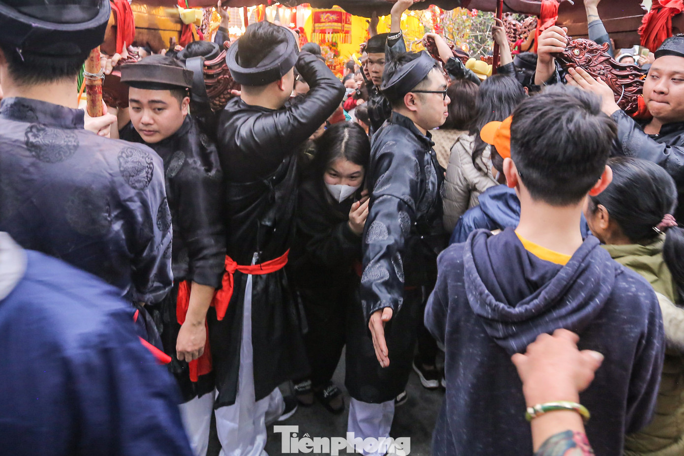 Đoàn rước nhiều lần bị gián đoạn.