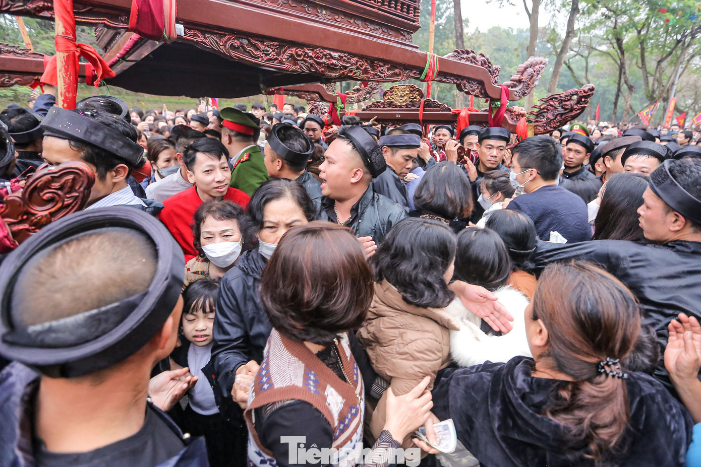 Cảnh xô đẩy bên cạnh kiệu thánh.