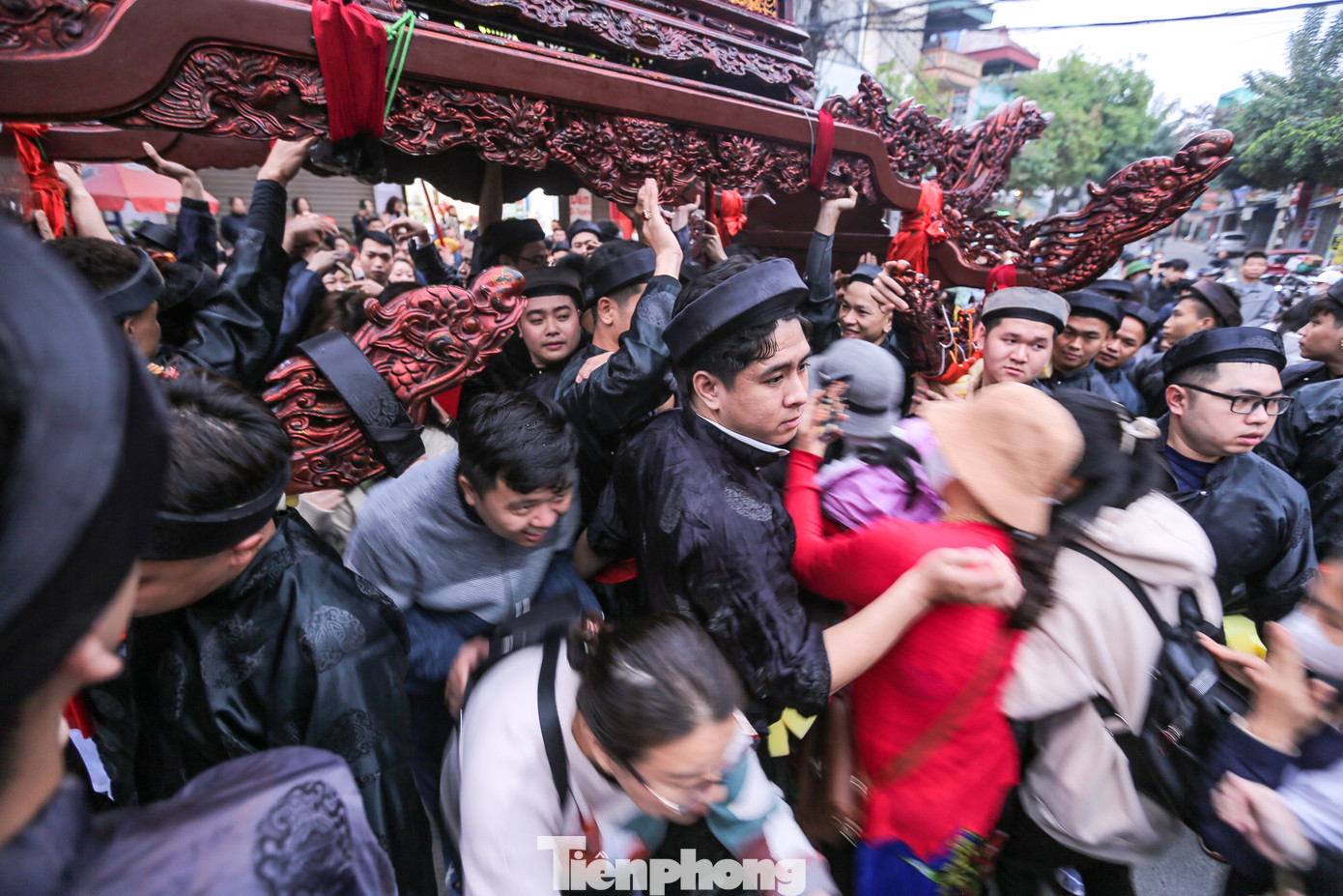 Cảnh chen chúc nhau chui qua kiệu Thánh.