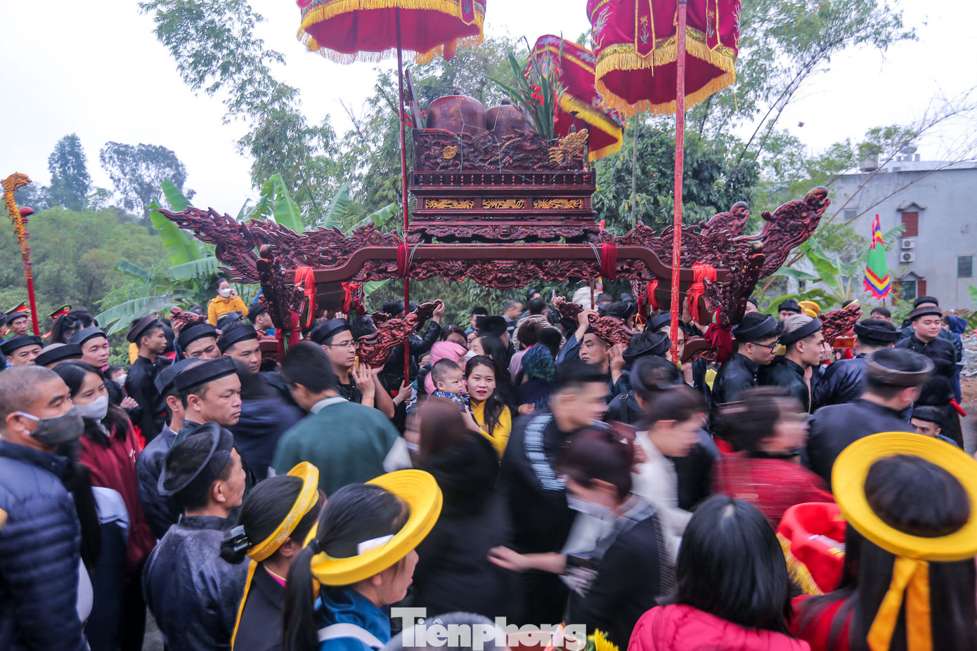 Vì thế hàng chục nghìn người xem hội chen chúc chui qua kiệu Thánh bằng được.