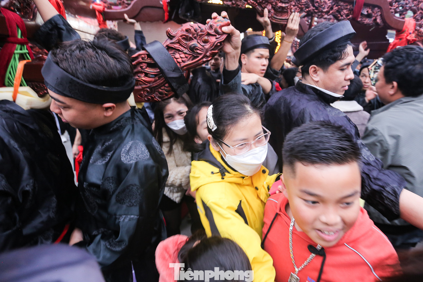 Việc chui gầm kiệu phải thực hiện 3 lần mới "hiệu nghiệm" càng khiến quanh khu vực kiệu trở nên hỗn loạn.