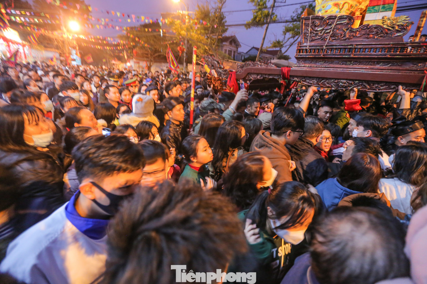 Đoàn rước gồm 3 cỗ kiệu chính và những kiệu lễ của các thôn làng, đội múa rồng cùng các đội bát bửu, đội nhạc, đội tế, đội dâng hương… Hình thức rước phản ánh tục “cầu nước” và múa rồng là biểu trưng cho sự vận động của bầu trời, mong cho mưa thuận, gió hòa.