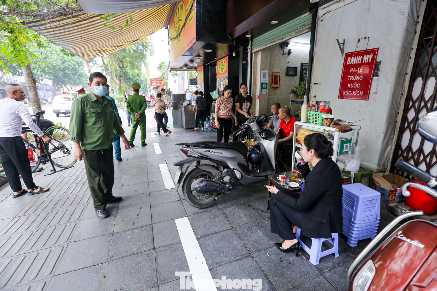 Trên vỉa hè được kẻ vạch để người dân chấp hành đúng quy định.