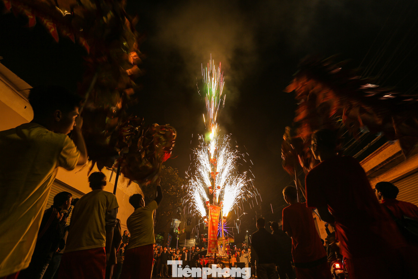 Đến 12h đêm, các bậc cao niên bắt đầu làm lễ tế cho tới 1-2h sáng hôm sau. Sau đó, các xóm sẽ khiêng lợn về nhà đợi đến sáng chia cho người dân.