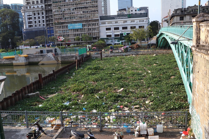 Về đêm, khu vực cầu Mống bị các gánh hàng rong lấn chiếm Về đêm, khu vực cầu Mống bị các gánh hàng rong lấn chiếm