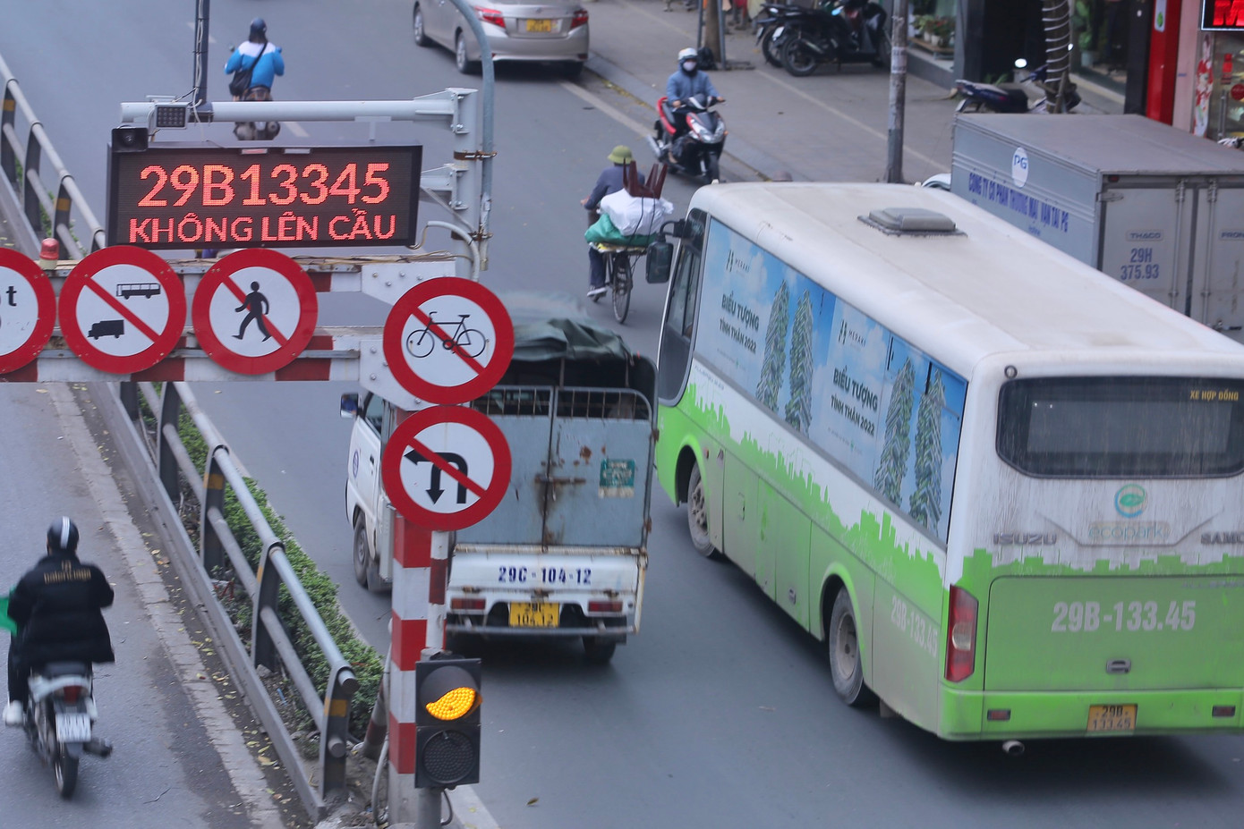 Một xe khách chuyển hướng sau khi nhận lời cảnh báo.