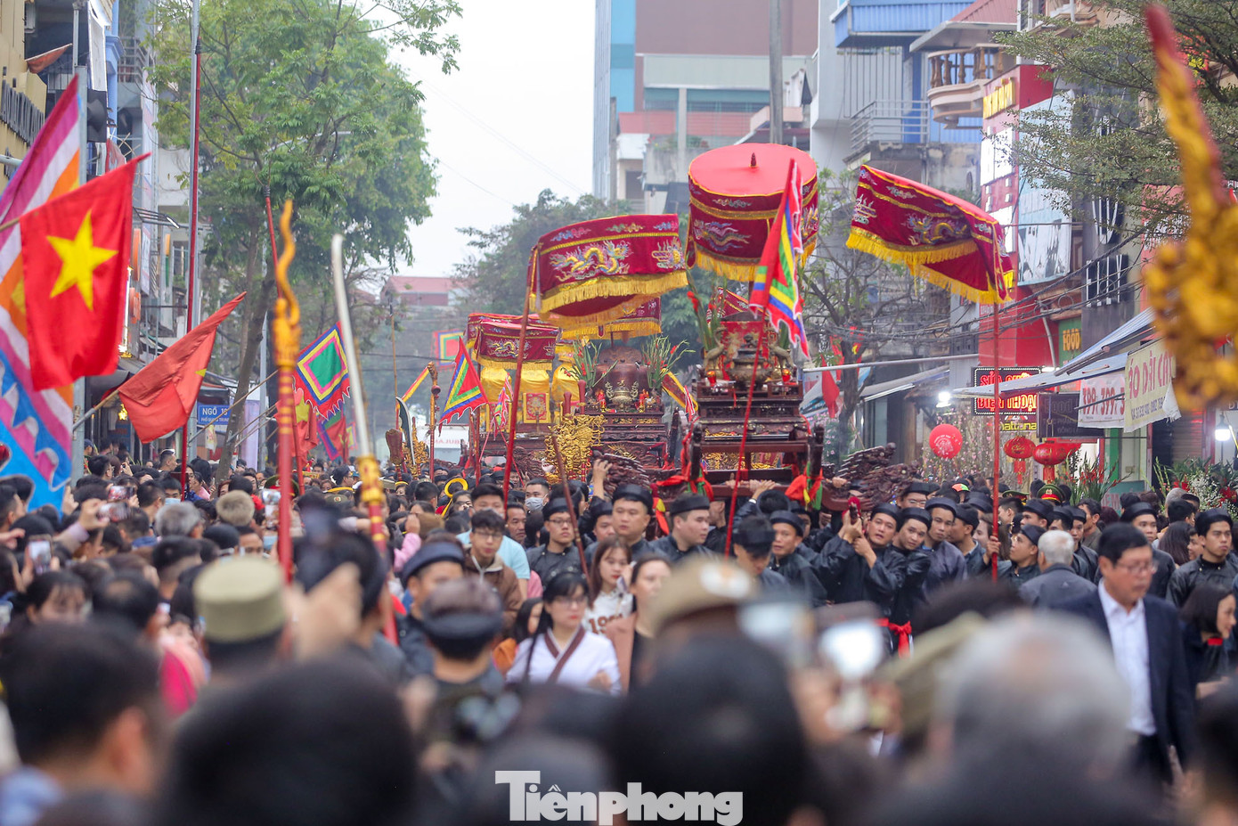 Đoàn rước thu hút hàng nghìn người dân, du khách tham dự. Đoàn rước thu hút hàng nghìn người dân, du khách tham dự.