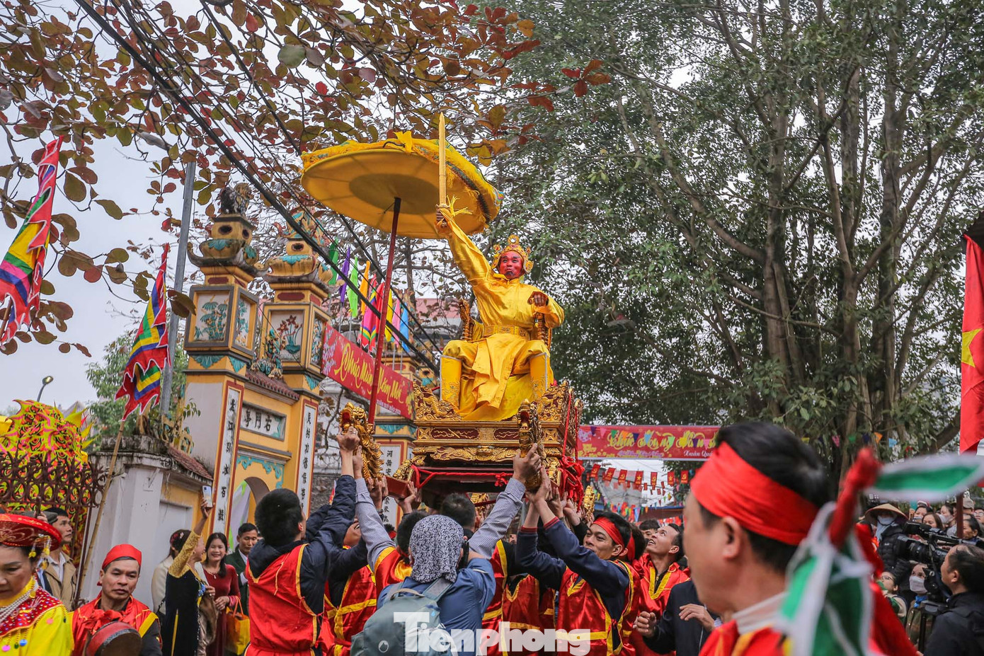 Trên đường đi, kiệu "chúa" được các thanh niên trai tráng quay kiệu hừng hực khí thế. Trên đường đi, kiệu "chúa" được các thanh niên trai tráng quay kiệu hừng hực khí thế.