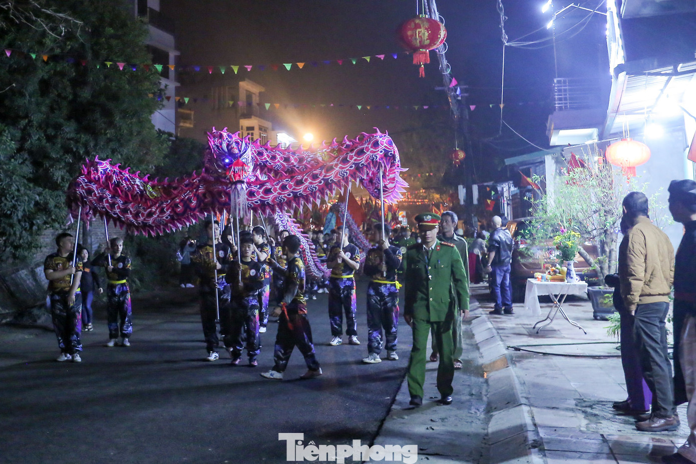 Đoàn rước đi qua một số đường phố ở thị xã Sơn Tây. Đoàn rước đi qua một số đường phố ở thị xã Sơn Tây.