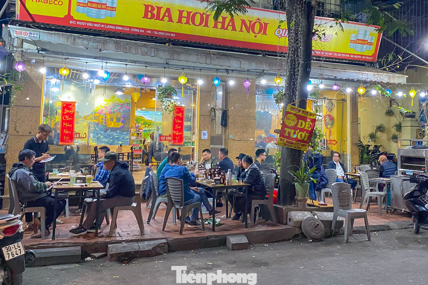 "Đợt này cảnh sát giao thông làm sát sao việc kiểm tra nồng độ cồn nên nhiều người có tâm lý ngại uống bia, bản thân tôi cũng vậy, cũng không dám uống với khách. Từ Tết đến giờ quán lúc nào cũng chỉ có 2-3 bàn khách, không bằng một phần trước kia", một chủ quán bia hơi trên phố Lương Định Của chia sẻ.