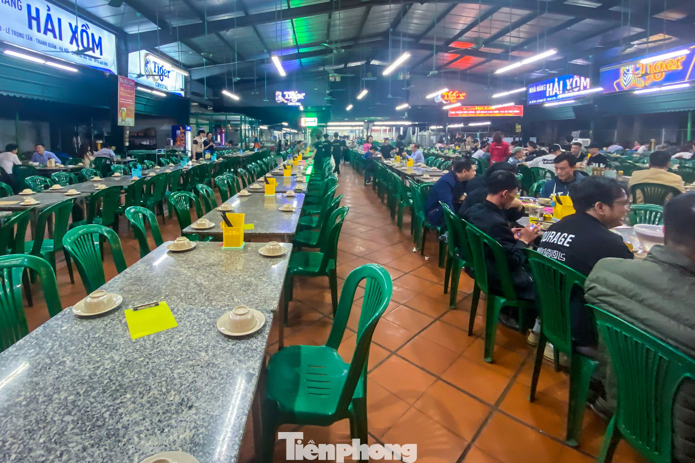 Theo ghi nhận của PV, sau dịp Tết, nhiều quán bia, quán nhậu nổi tiếng ở Hà Nội trở nên vắng vẻ trong đợt cao điểm kiểm tra nồng độ cồn, dân nhậu cũng bắt đầu thay đổi thói quen đi uống vì sợ bị phạt.