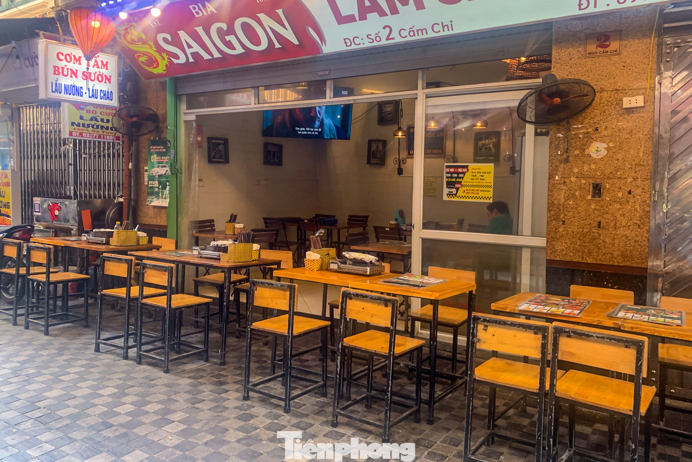 Hàng quán nhậu tại khu vực Tống Duy Tân - ngõ Cấm Chỉ luôn tấp nập khách lại chịu cảnh đìu hiu, vắng vẻ.