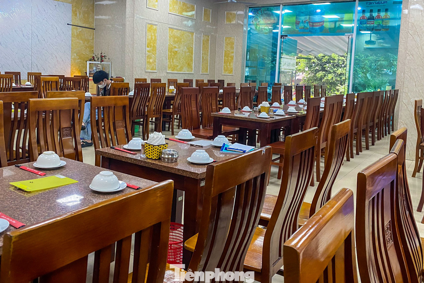 Cửa hàng không có khách, nhân viên "ngồi chơi xơi nước".