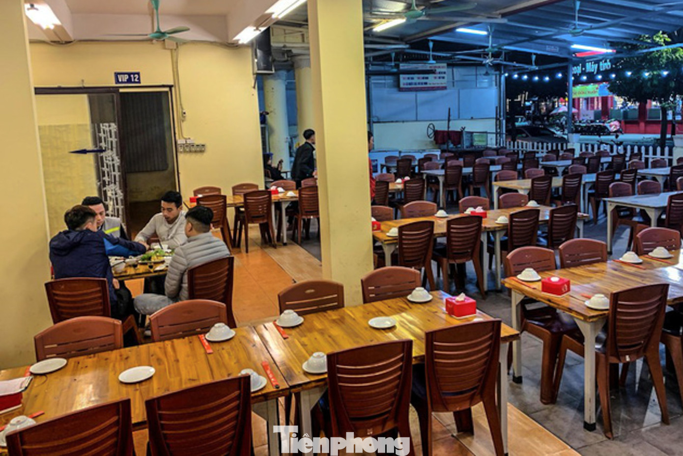 "Lượng khách giảm khoảng 50% so với thời điểm trước. Trước đây, quán của chúng tôi đón khoảng 300 khách mỗi ngày, giờ chỉ còn chưa đầy 100 khách. Doanh thu của nhà hàng cũng giảm mạnh, chỉ bằng 1/2 so với trước", chủ quán trên đường Trần Thái Tông chia sẻ.