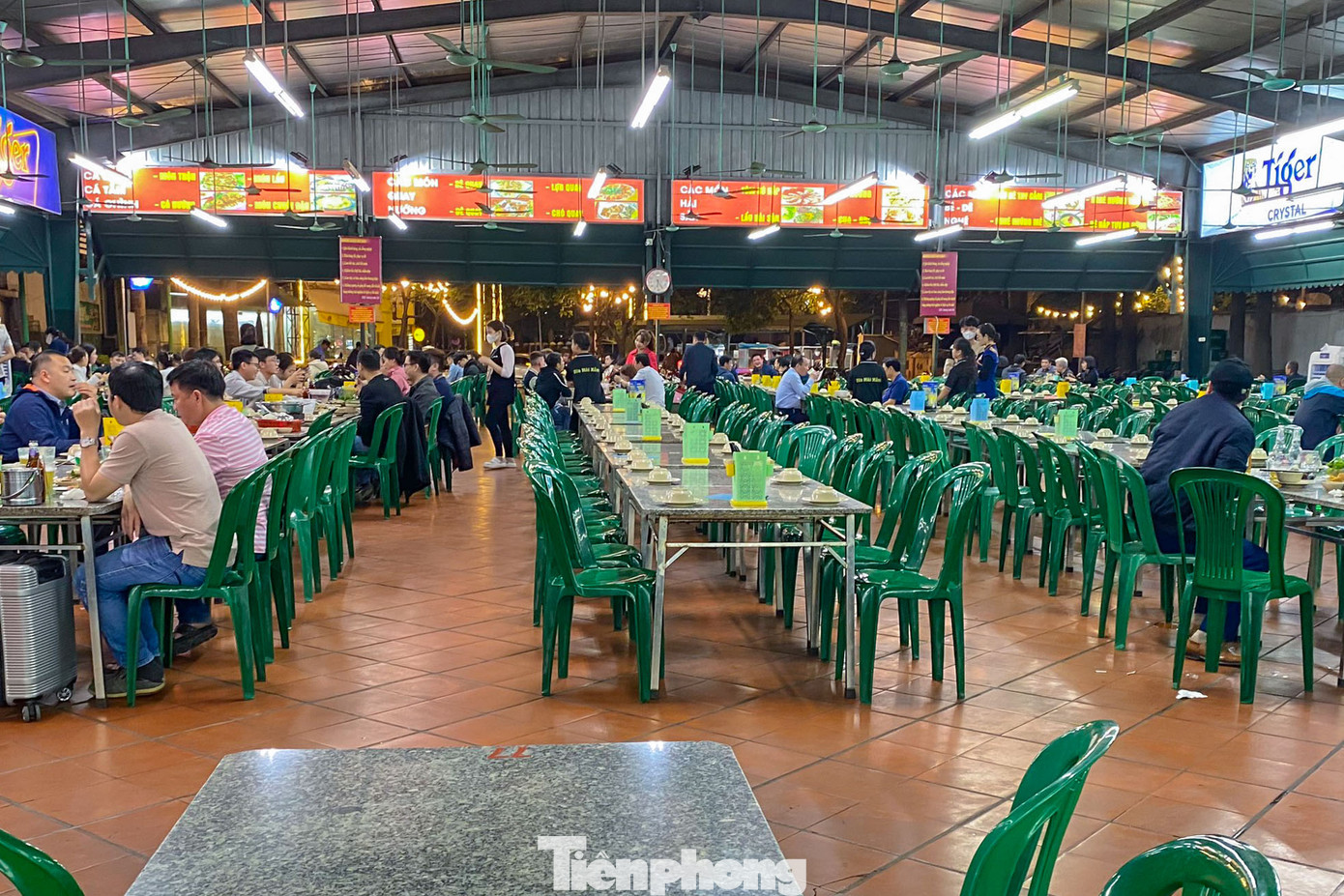 Một quán bia lớn ở Hà Nội luôn chật cứng bàn trước kia nay trở nên vắng vẻ, chỉ đạt 30% công suất so với trước.