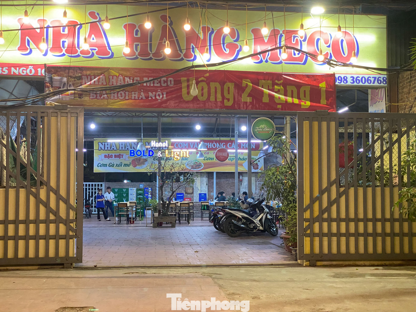 Cửa hàng bia trên đường Trường Chinh đưa ra chương trình khuyến mãi nhưng vẫn đìu hiu khách trong dịp này.