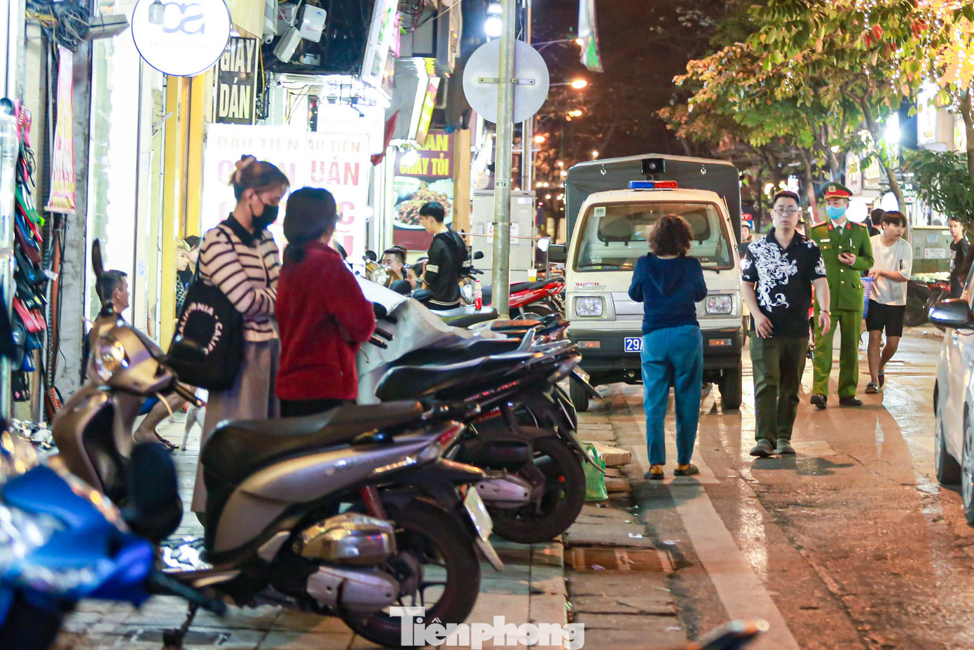 Ngay khi lực lượng công an xuất hiện, các cửa hàng, hộ kinh doanh bắt đầu thu dọn bàn ghế. Ngay khi lực lượng công an xuất hiện, các cửa hàng, hộ kinh doanh bắt đầu thu dọn bàn ghế.