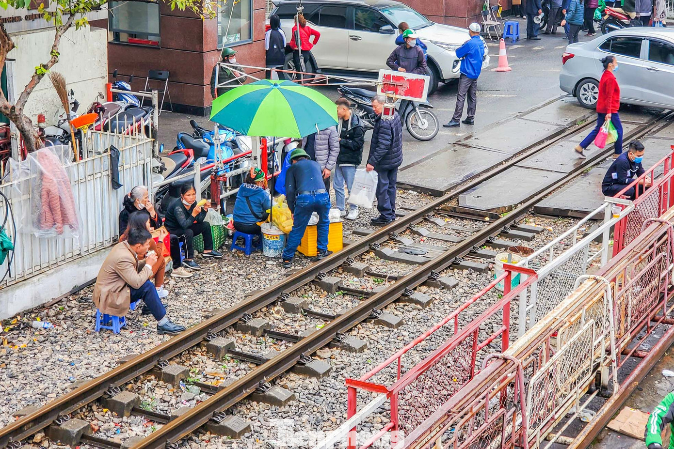 Kẻ bán người mua đứng la liệt trên đường ray tàu hỏa trong khu vực hành lang an toàn đường sắt. Kẻ bán người mua đứng la liệt trên đường ray tàu hỏa trong khu vực hành lang an toàn đường sắt.