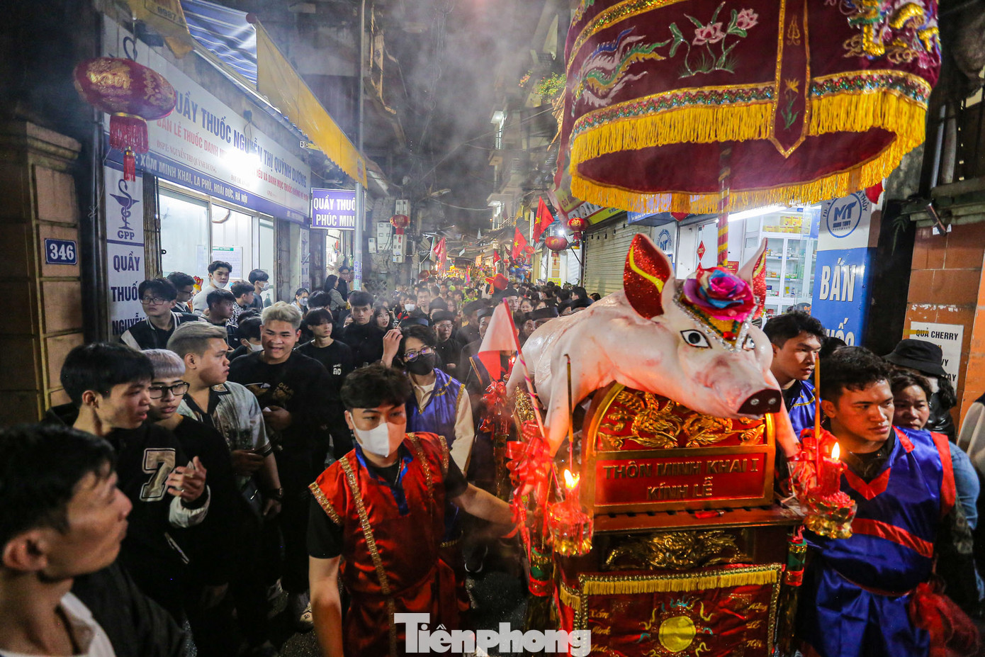 Đúng 18h, các "ông lợn" và kiệu lễ vật được rước ra đình để chuẩn bị cho lễ tế.