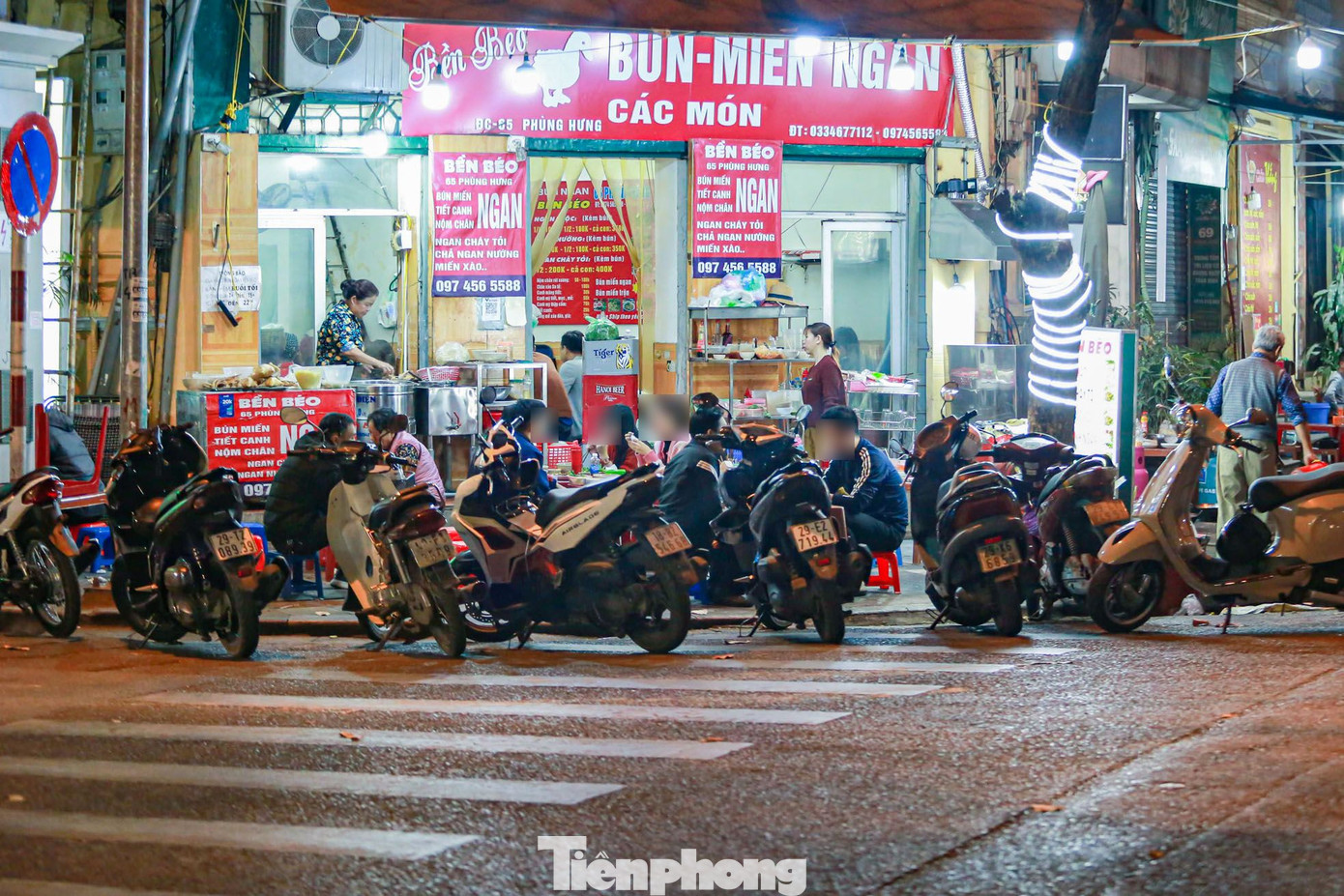 Ghi nhận của PV, tình trạng chiếm dụng vỉa hè, lòng đường, bày hàng hóa, biển quảng cáo, bàn ghế kinh doanh ăn uống, ảnh hưởng đến lối đi của người đi bộ... không chỉ diễn ra vào ban ngày mà còn tái diễn vào chiều tối tới đêm khuya. Ghi nhận của PV, tình trạng chiếm dụng vỉa hè, lòng đường, bày hàng hóa, biển quảng cáo, bàn ghế kinh doanh ăn uống, ảnh hưởng đến lối đi của người đi bộ... không chỉ diễn ra vào ban ngày mà còn tái diễn vào chiều tối tới đêm khuya.