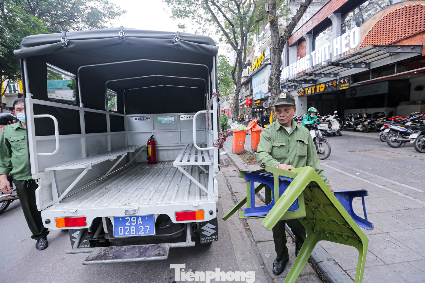 Lực lượng chức năng thu giữ bàn ghế bày trên vỉa hè sai quy định.
