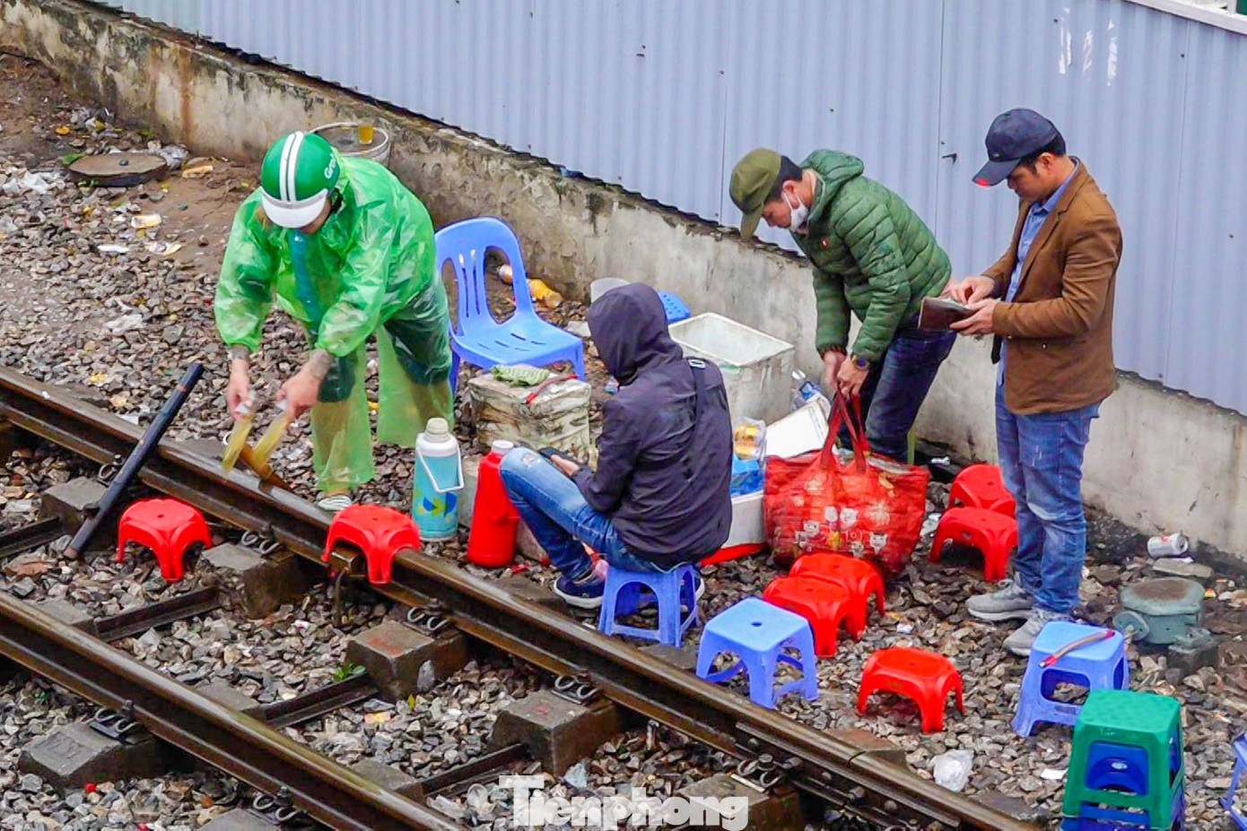 Tình trạng buôn bán trong hành lang an toàn đường sắt lại tiếp diễn sau khi lực lượng chức năng rời đi. Tình trạng buôn bán trong hành lang an toàn đường sắt lại tiếp diễn sau khi lực lượng chức năng rời đi.