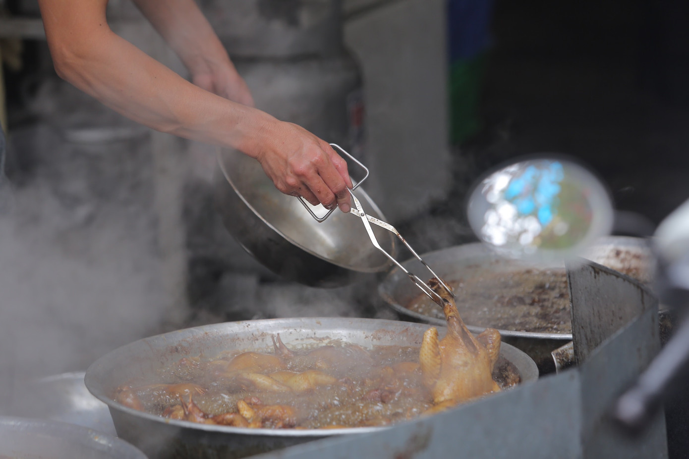 Dù làm việc không ngơi tay, chủ cửa hàng chim quay vẫn không thể đáp ứng kịp nhu cầu của khách hàng.