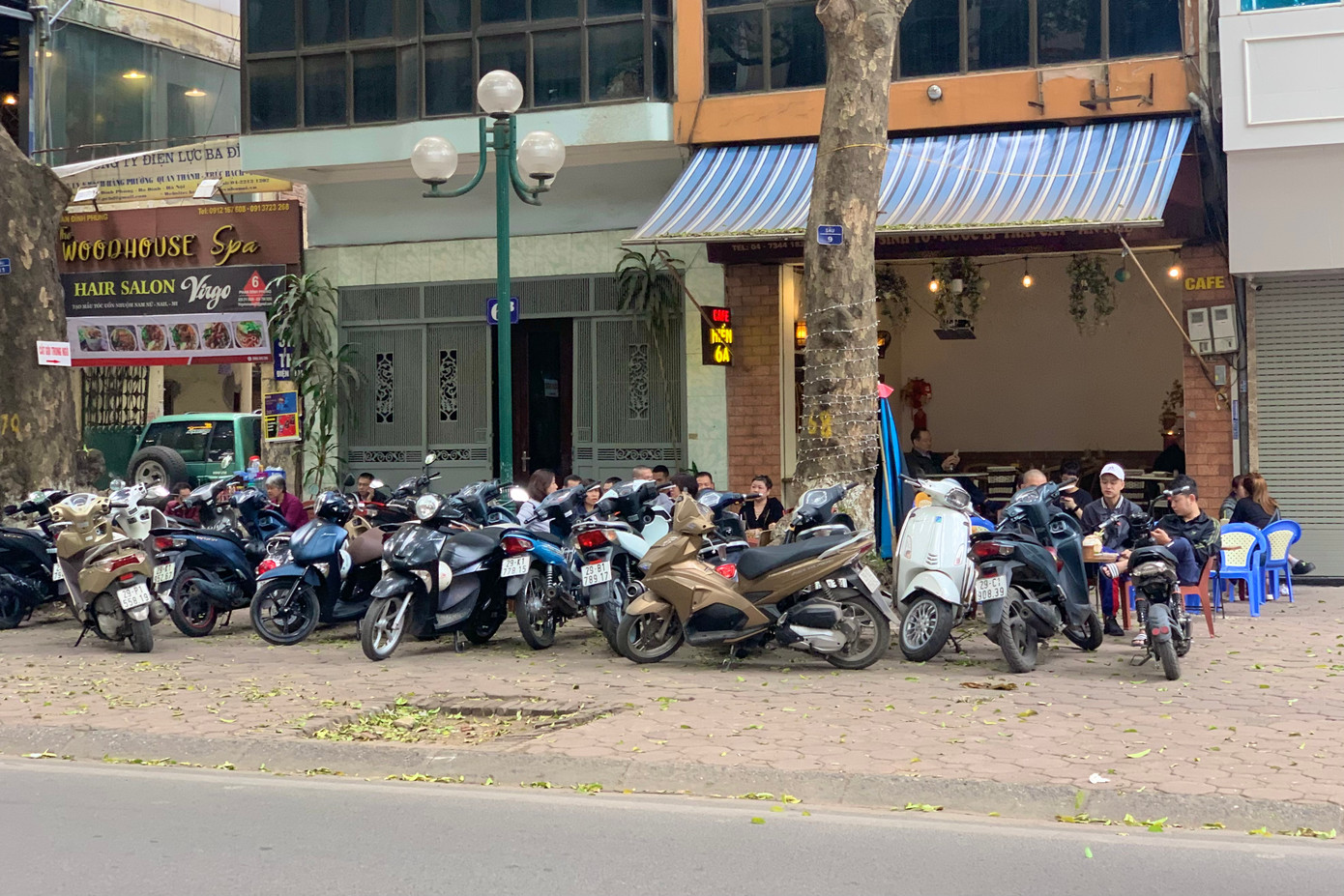 Một cửa hàng cà phê trên phố Phan Đình Phùng (quận Ba Đình, Hà Nội) chiếm dụng gần hết vỉa hè để bày bàn ghế, làm bãi đỗ xe để phục vụ kinh doanh.