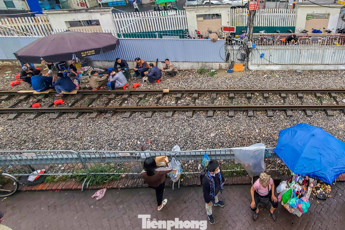 Đây là khu vực giáp ranh giữa phường Phương Mai (quận Đống Đa) và phường Đồng Tâm (quận Hai Bà Trưng). Toàn bộ khu vực này đã được lực lượng chức năng dựng rào chắn cấm bán hàng, song người dân vẫn vi phạm. Đây là khu vực giáp ranh giữa phường Phương Mai (quận Đống Đa) và phường Đồng Tâm (quận Hai Bà Trưng). Toàn bộ khu vực này đã được lực lượng chức năng dựng rào chắn cấm bán hàng, song người dân vẫn vi phạm.